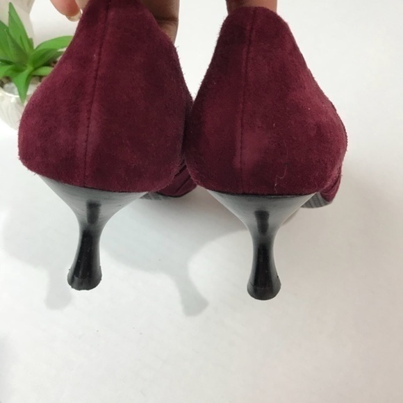 TAHARI Elizabeth Pump suede red plum  9.5 M - Picture 4 of 5